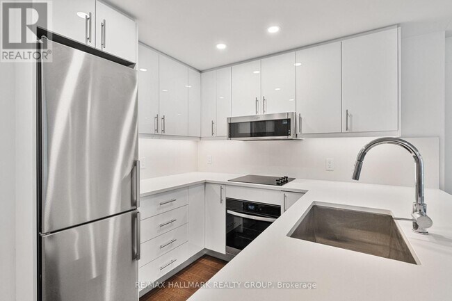 Building Photo - 180 George St