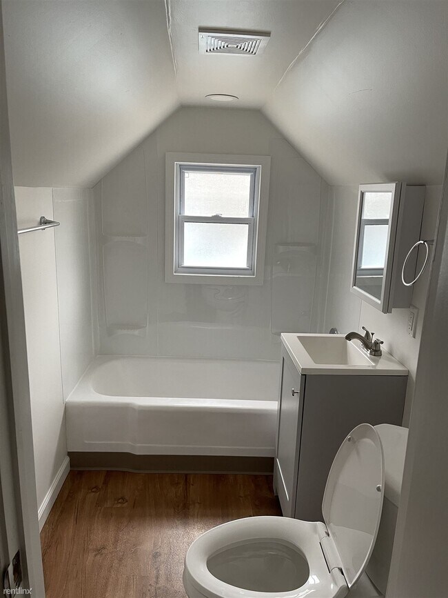 Foto del edificio - 1 br, 1 bath Triplex - 1868 Haldane Road 1...