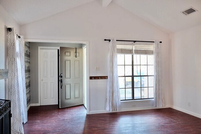 Foto del edificio - 1611 Somerset Dr