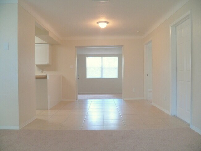 Building Photo - Spacious 3/2 home!