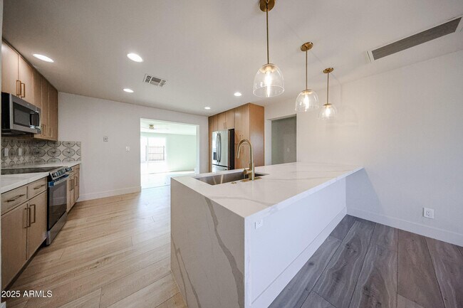 Foto del edificio - 7501 E Pierce St
