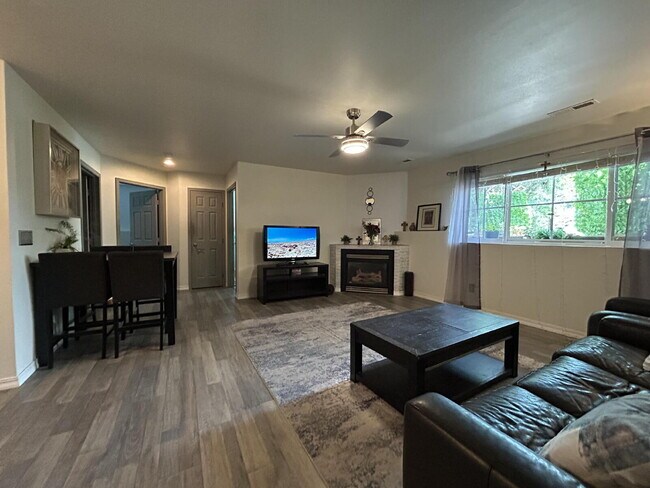 Foto del edificio - Cozy 2 Bed, 1 Bath Apartment with Fireplac...