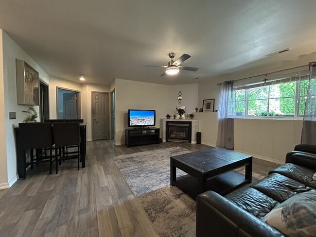 Building Photo - Cozy 2 Bed, 1 Bath Apartment with Fireplac...