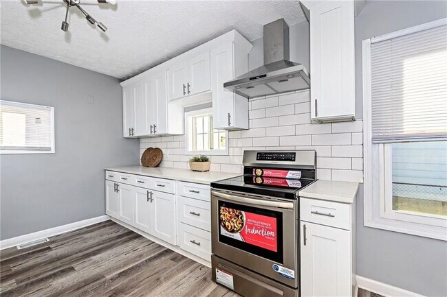 Foto del edificio - SOUTH BROAD RIPPLE 2 BEDROOM W/BASEMENT RECENTLY UPDATED