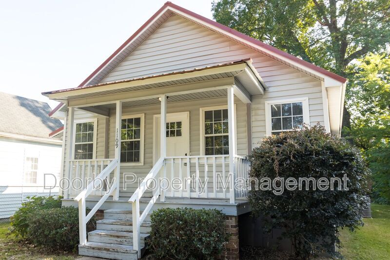 Primary Photo - 1109 E 8th St
