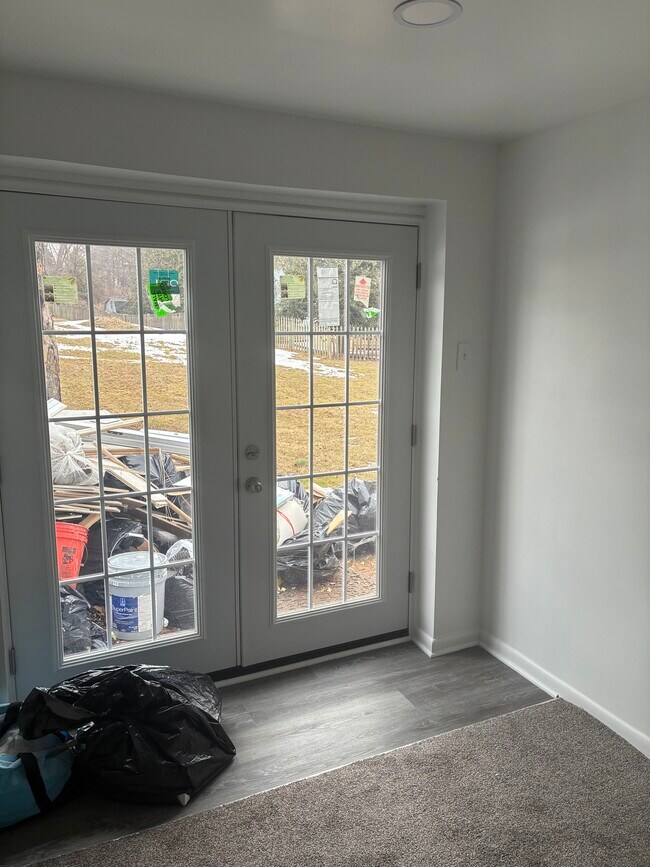 Puerta de entrada trasera - 14433 Twig Rd