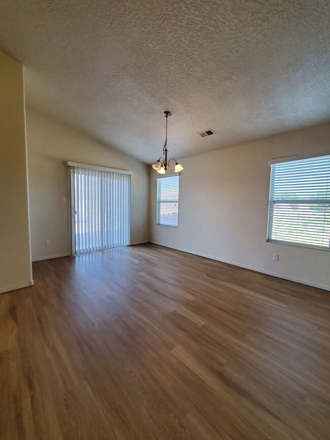 Foto del edificio - MOVE IN SPECIAL!!!  Cute 3 bed 2 bath in H...