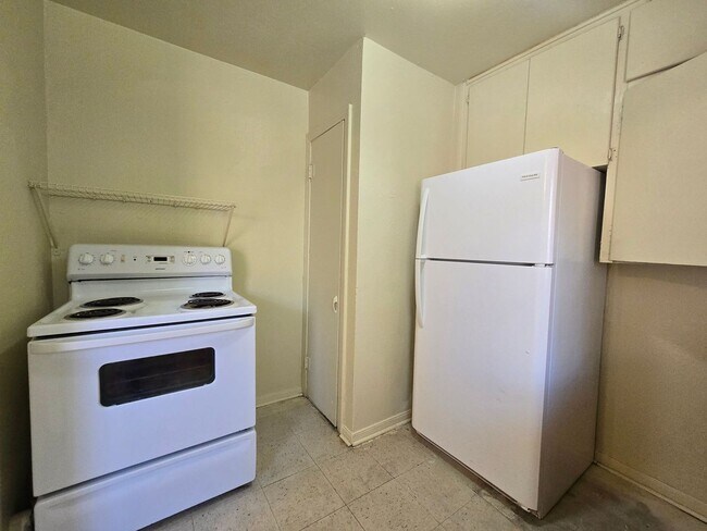 Foto del edificio - AVAILABLE NOW!