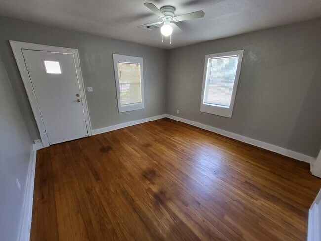 Foto del edificio - Remodeled 1 bedroom 1 bathroom duplex hous...