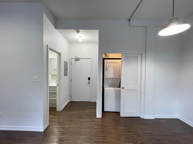 Building Photo - 5051 N Kenmore Ave