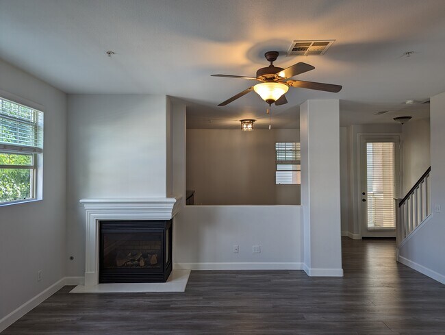 Sala de estar - 305 W Duarte Rd