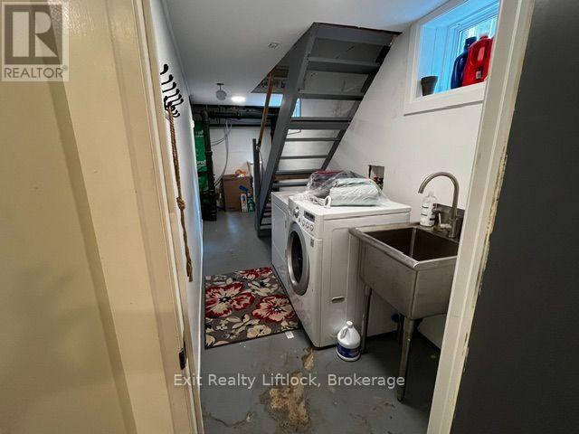 Building Photo - 450 Weller St