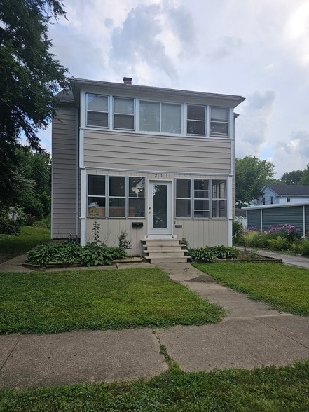 Primary Photo - 211 Edwards Ave