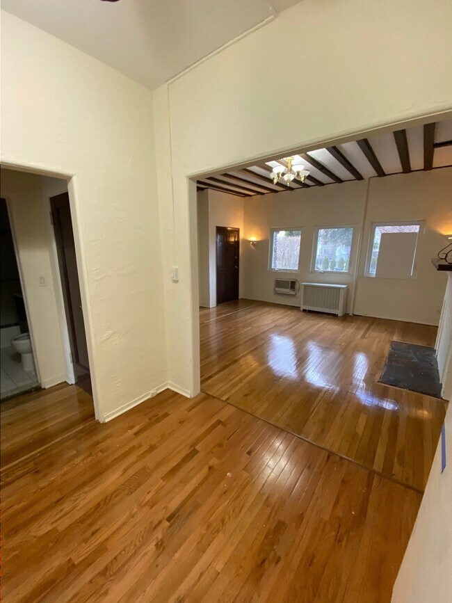 Building Photo - GORGEOUS ONE BEDROOM IN BAYSIDE