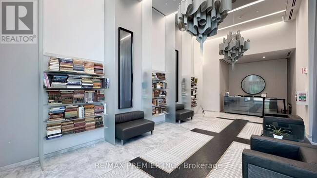 Building Photo - 8 Hillsdale Ave E