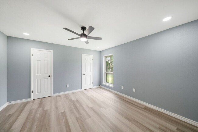 Building Photo - 2517 Clearwood Dr