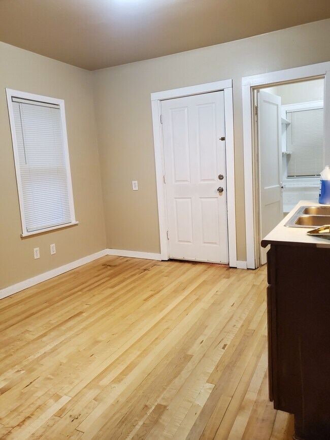 eat-in kitchen - 2929 S 15th Pl