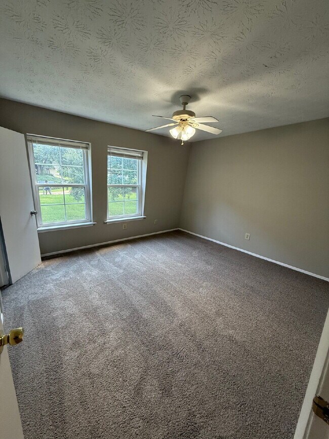 Building Photo - Oversized 1 Bedroom Upstairs Apartment For Rent!