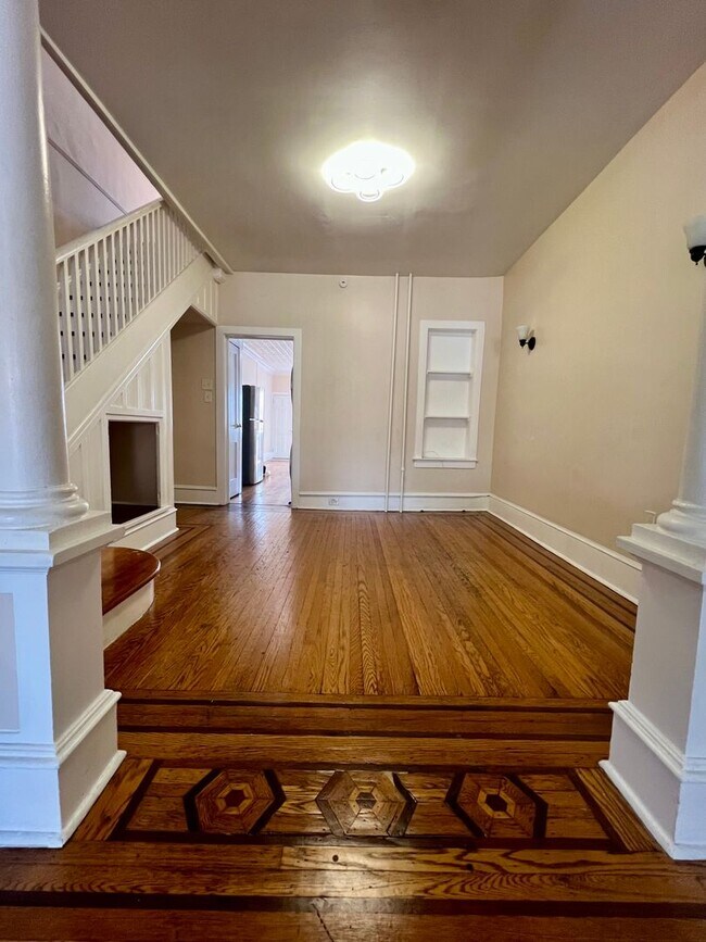 Building Photo - Gorgeous 2-Bedroom Apartment on Main Street! Available NOW!