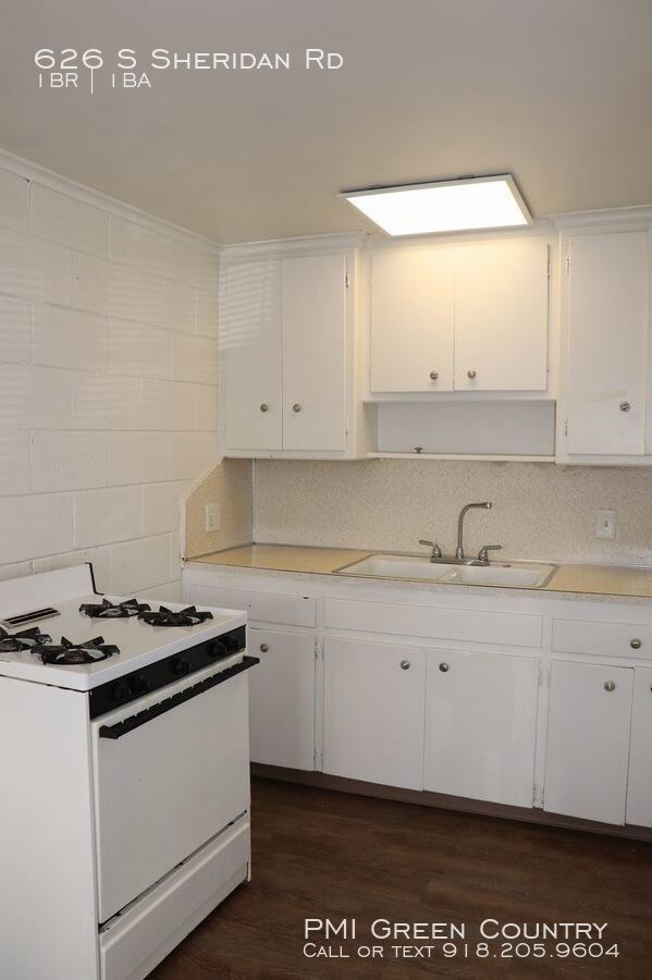 Building Photo - 626 S. Sheridan  #12