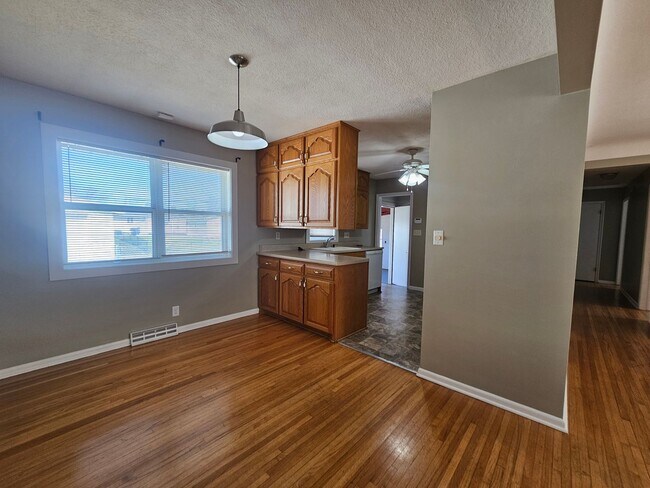 Building Photo - Great NE 3 Bedroom 2 Bath with Garage, close to shopping and I380 access