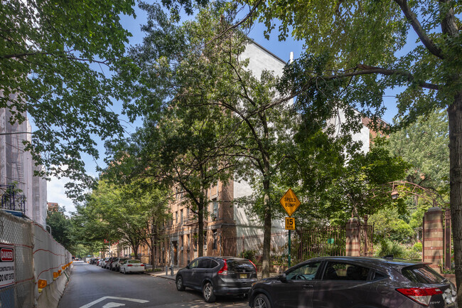 Building Photo - 129 W 89th St