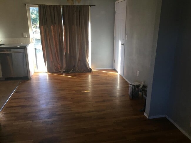 Foto del edificio - 2308 Maple Ln