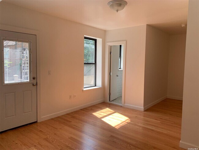 Foto del edificio - 39-21 57th St