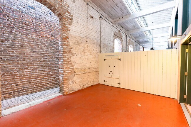Foto del edificio - Stunning 2 Bedroom 2 Bathroom Condo in the...
