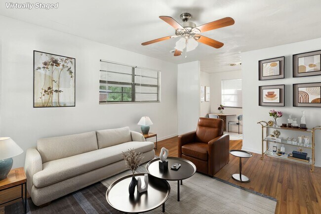 Foto del edificio - 3 Bedroom House with Huge Backyard!