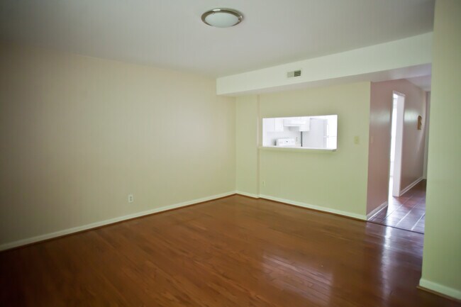 Building Photo - Prime Chapel Hill Living | 2BR Townhouse on MLK Blvd