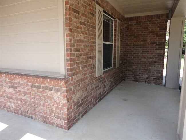 Building Photo - 401 Mossy Rock Dr
