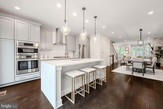 Foto del edificio - 10326 Grosvenor Pl
