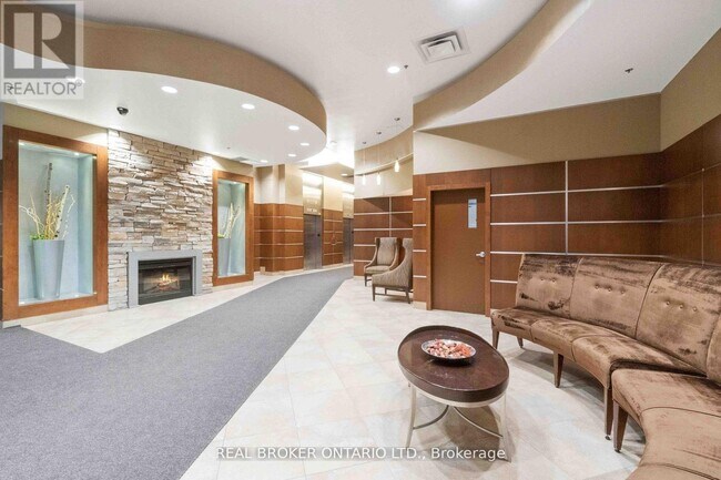 Photo du bâtiment - 2-1212 Fieldway Rd