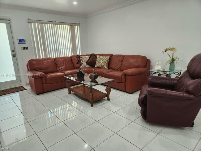 Foto del edificio - 3 br, 2 bath House - 9541 Byron Ave