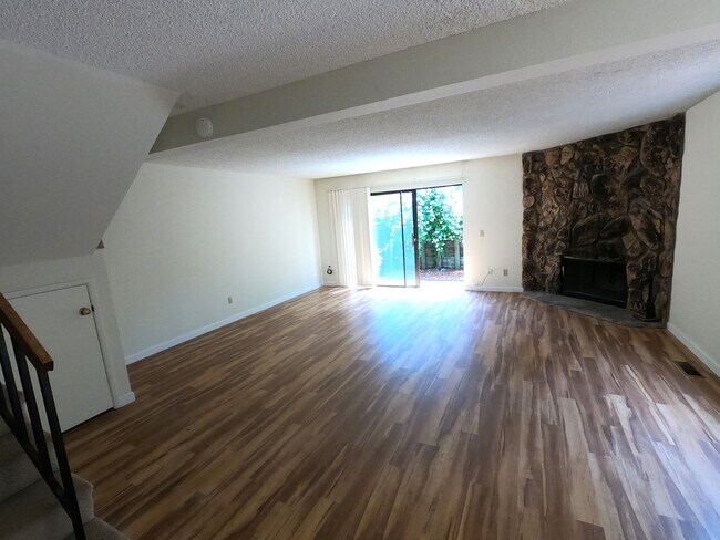 Foto del edificio - SPACIOUS 3 BED  2.5 BATH END UNIT TOWNHOME IN SAN MARIN VALLEY
