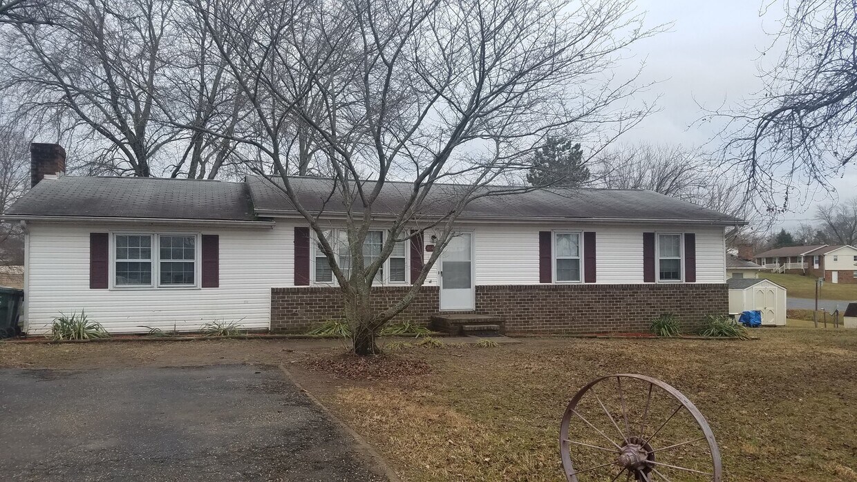 Primary Photo - One Level Living in Fredericksburg!