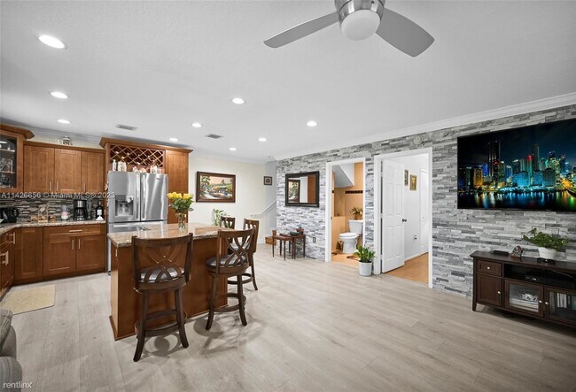 Foto del edificio - 3 br, 2 bath Townhome - 6768 NW 182nd St A...