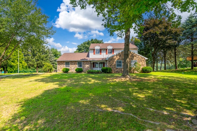 Building Photo - 3250 Vista Dr