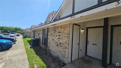 Building Photo - 3018 N Bell Ave