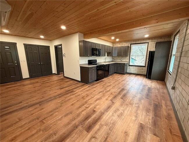 Building Photo - 260 Oak Ave