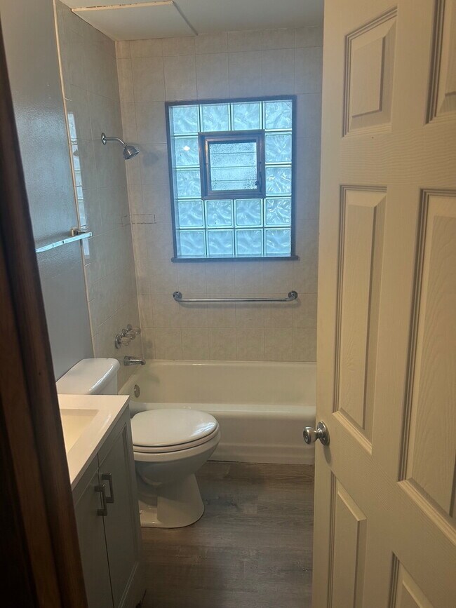 Foto del edificio - Nice 2 bed/1 bath Apartment
