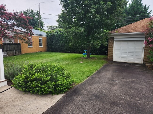 Yard, driveway, garage - 442 Walnut Ave SE