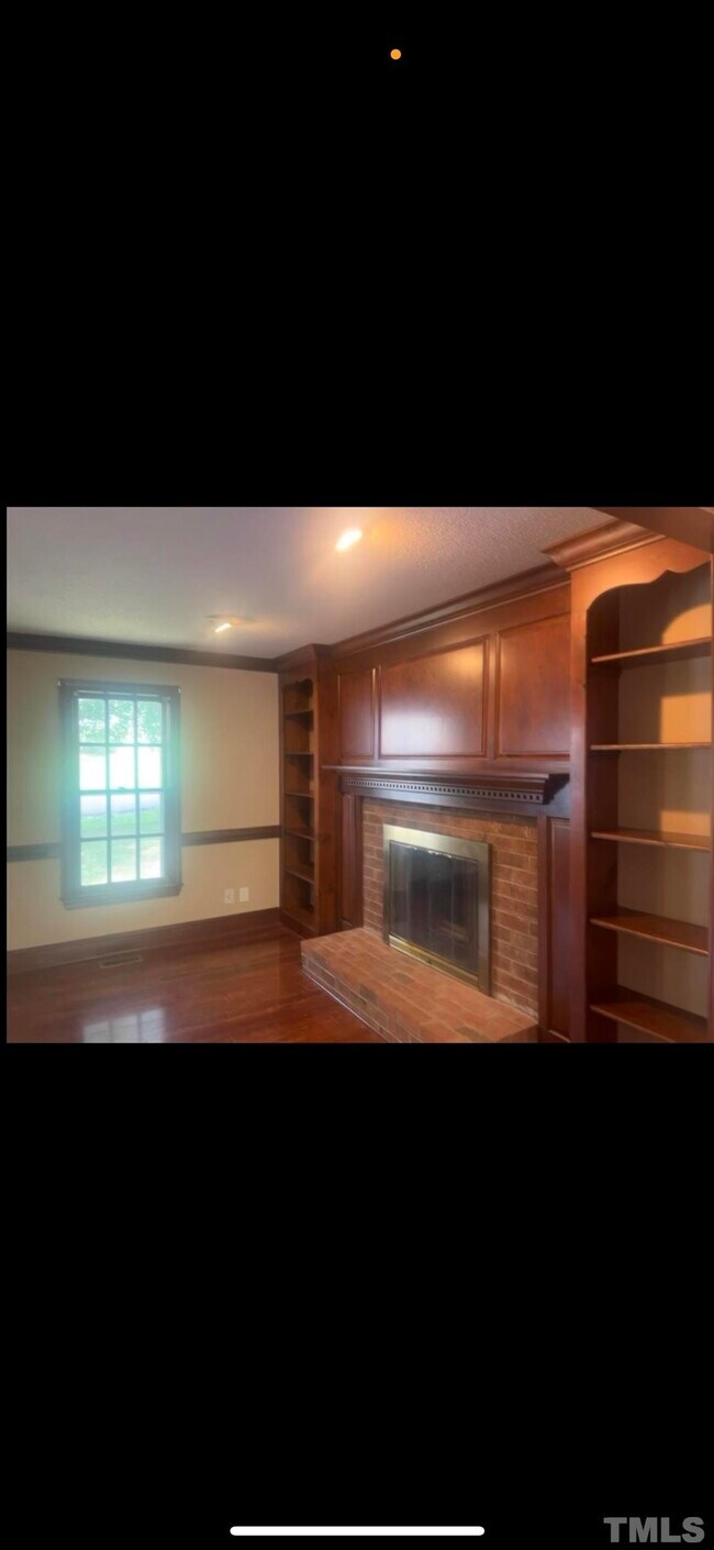 Building Photo - 6925 Sandringham Dr