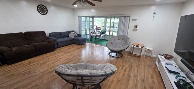 Building Photo - 725 Lori Dr