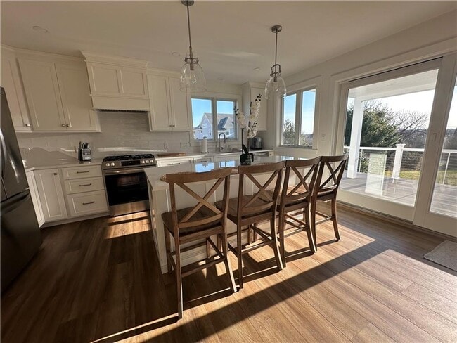 Foto del edificio - 443 Wolcott Ave