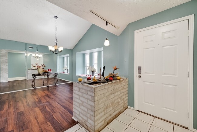 Foto del edificio - 8122 Sandy Glen Ln