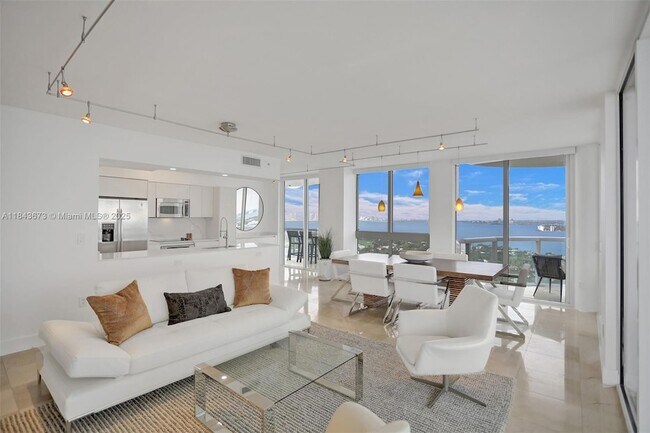 Foto del edificio - 6365 Collins Ave