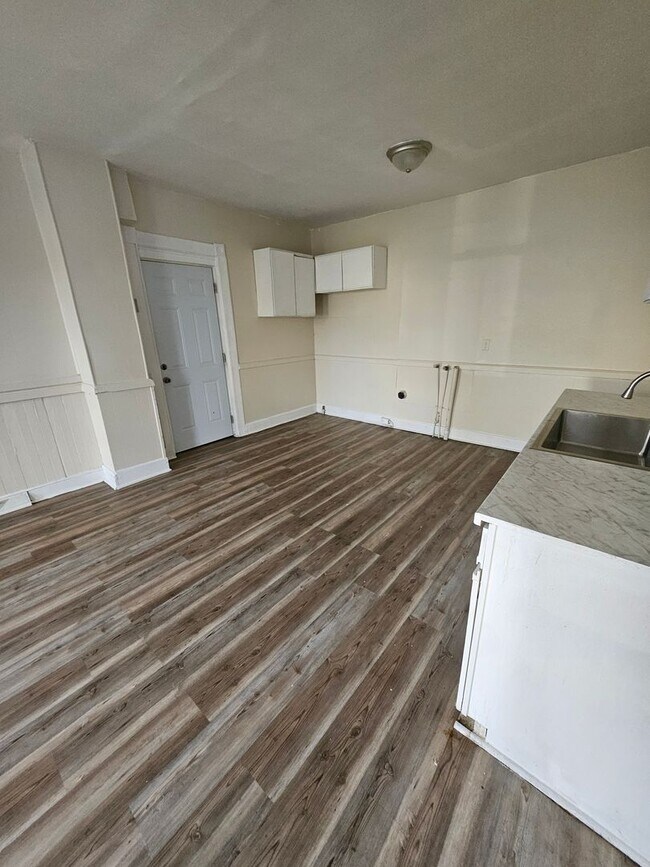 Foto del edificio - 4 bedroom townhouse style unit on west side