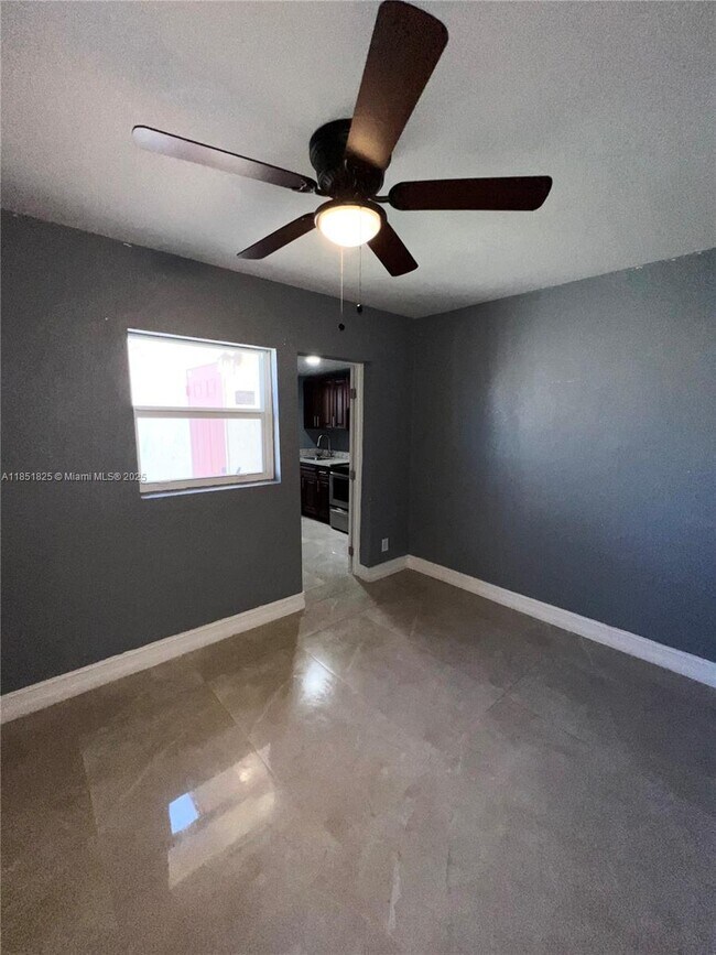 Foto del edificio - 640 NW 21st Ct